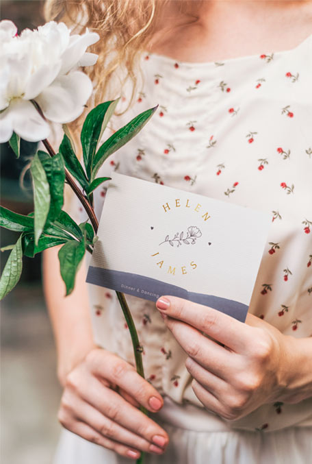 chica con papelería en la mano y un flor blanca, foto vintage boho